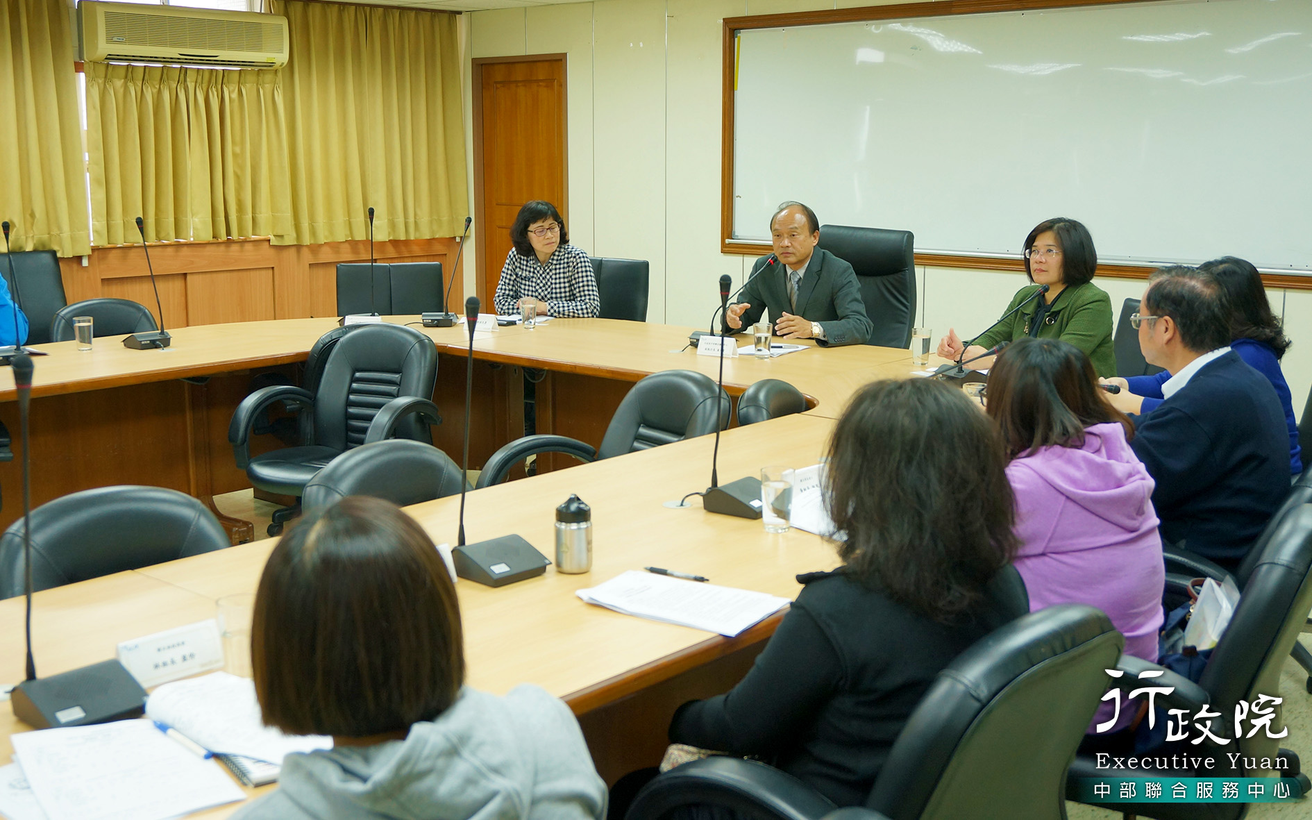 湯副執行長與吳副執行長共同主持本中心辦理「新住民陪力計劃說明會」